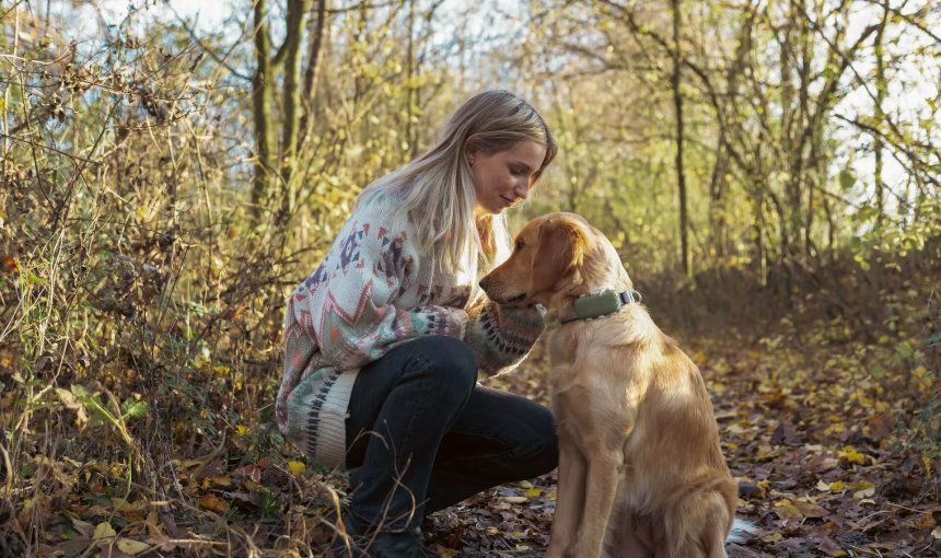 kvinde og hund i skoven